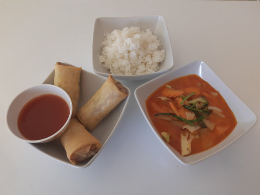 2 små rätter: 3st veganska vårrullar och vegansk paneng curry