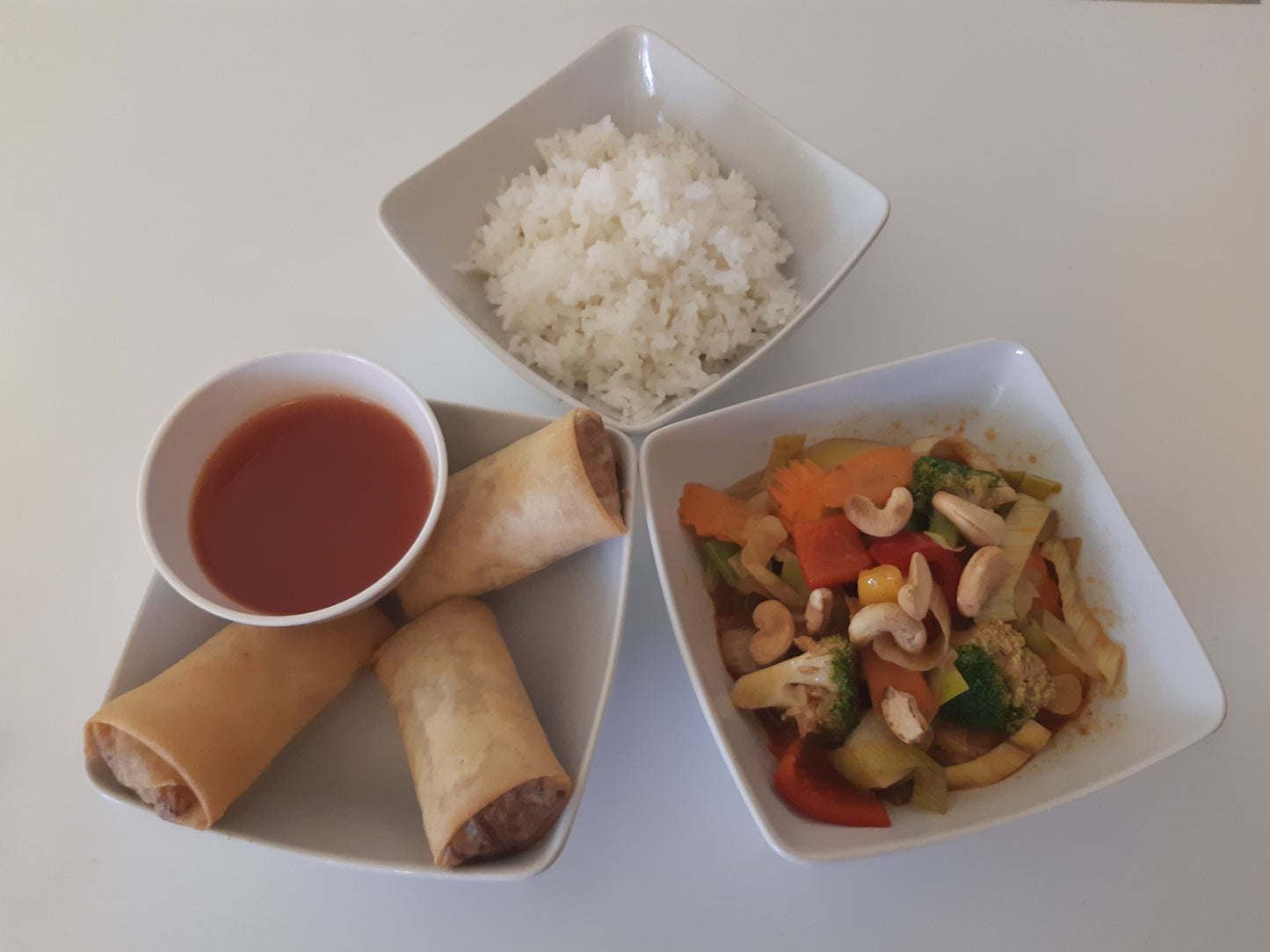 2 små rätter: 3st veganska vårrullar och vegansk wok med grönsaker och cashewnötter