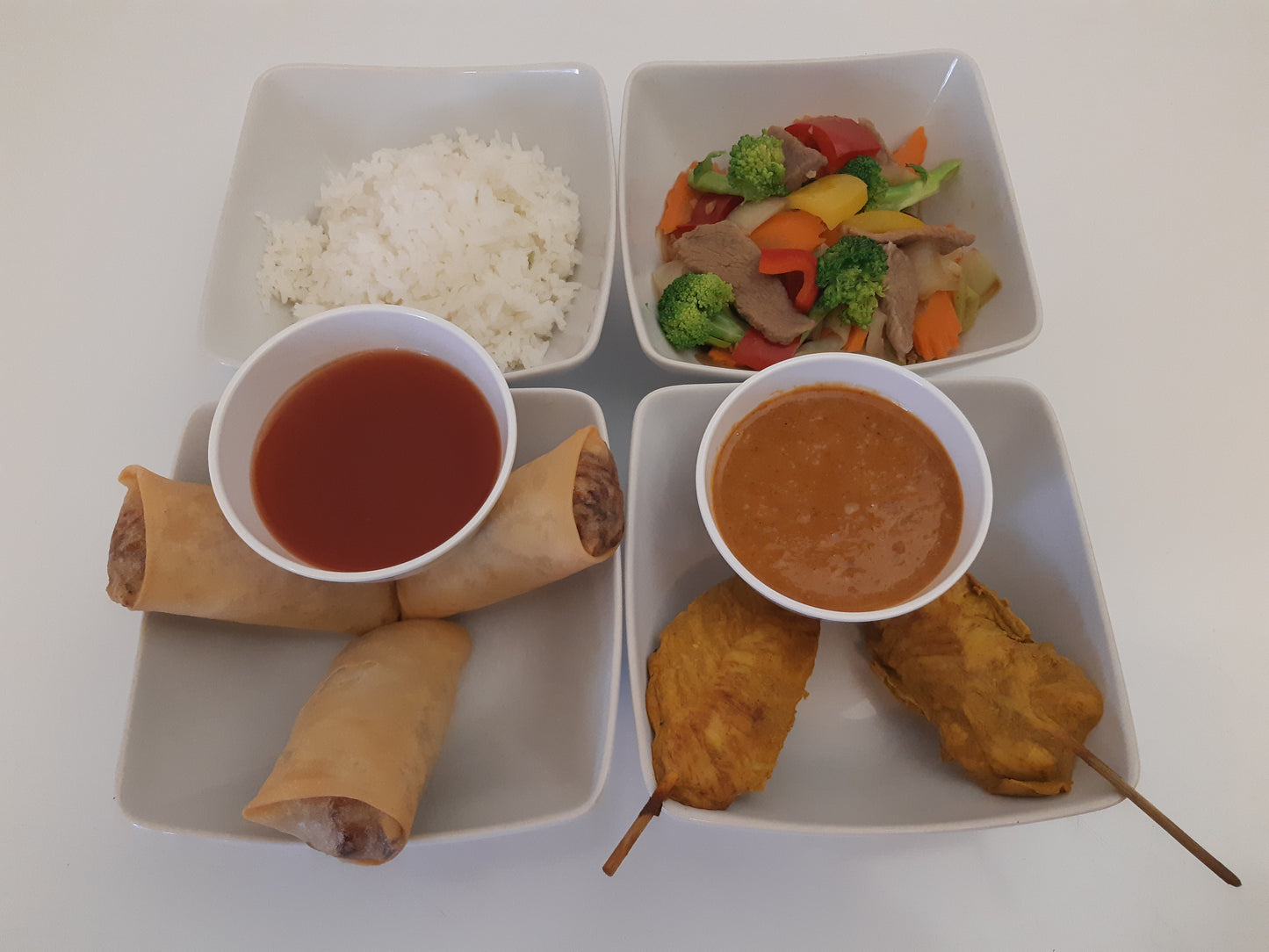 3 små rätter: 3st veganska vårrullar och wok biff i ostronsås och 2 kycklingspett satay glace