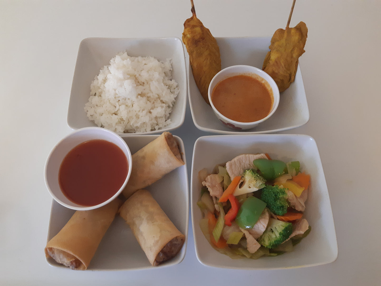 3 små rätter: 3st veganska vårrullar och wok fläsk med ostronsås och 2 kycklingspett satay glace