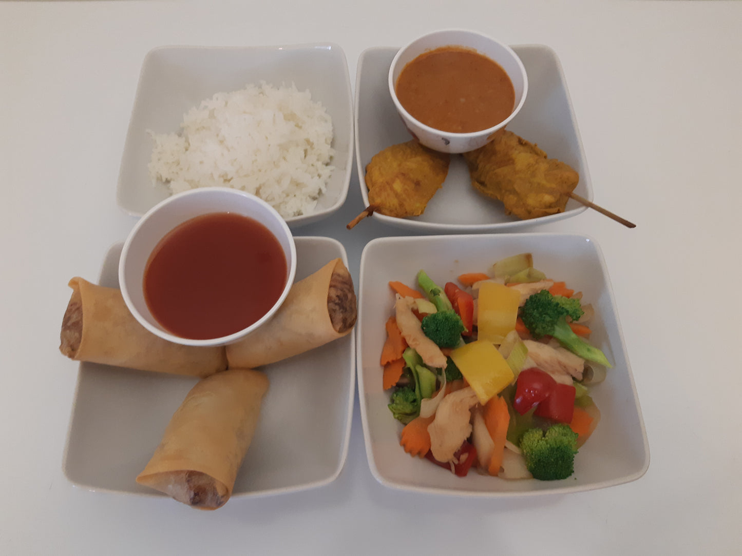 3 små rätter: 3st veganska vårrullar och wok kyckling med ostronsås och 2 kycklingspett satay glace