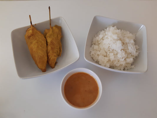 Barnportion 2 st kycklingspett satay glace, söt jordnötssås och ris