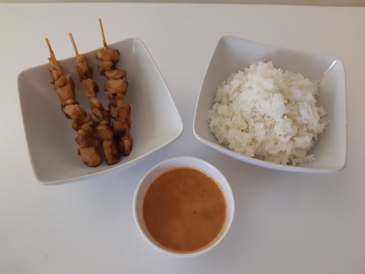 Barnportion 3 st kycklingspett yakitori, söt jordnötssås och ris