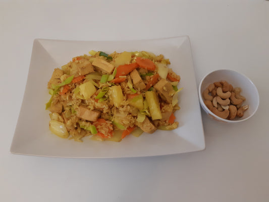 Veganskt stekt ris med tofu, ananas och cashewnötter