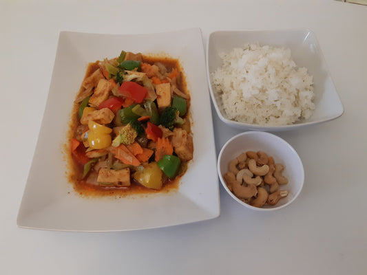 Vegansk wok med grönsaker, tofu och cashewnötter