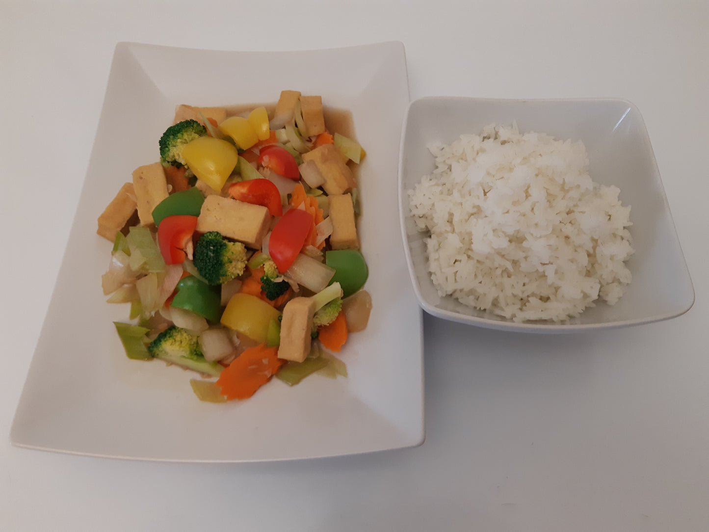 Vegansk wok med grönsaker, tofu och sojasås