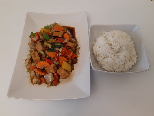 Vegansk wok med grönsaker, tofu och stark basilika