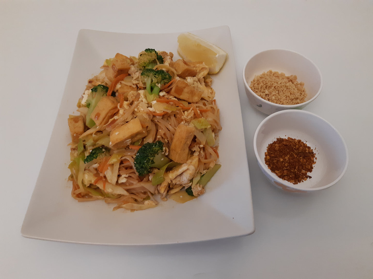 Vegetarisk pad thai med ägg och tofu