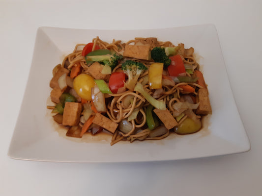 Vegetarisk wok med äggnudlar och tofu