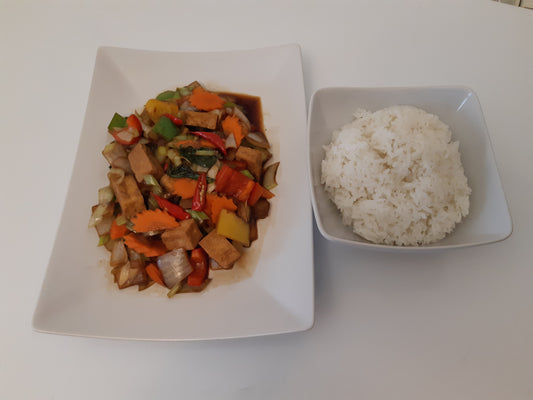 Vegetarisk wok med grönsaker, tofu och stark basilika