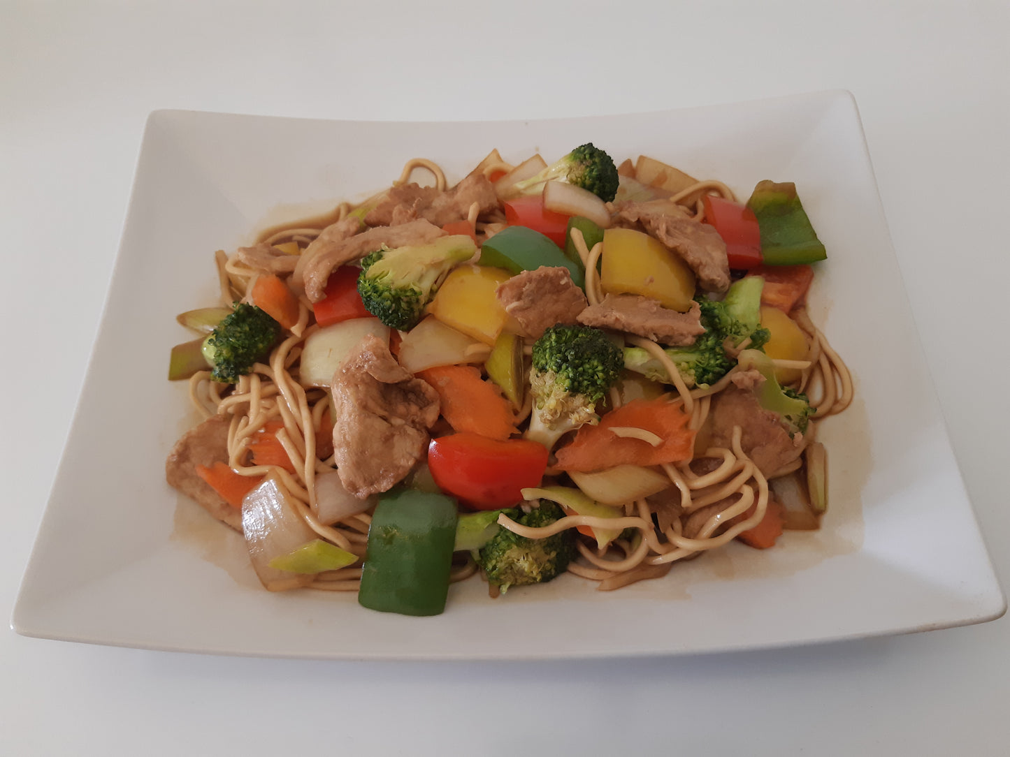 Wok fläsk med äggnudlar