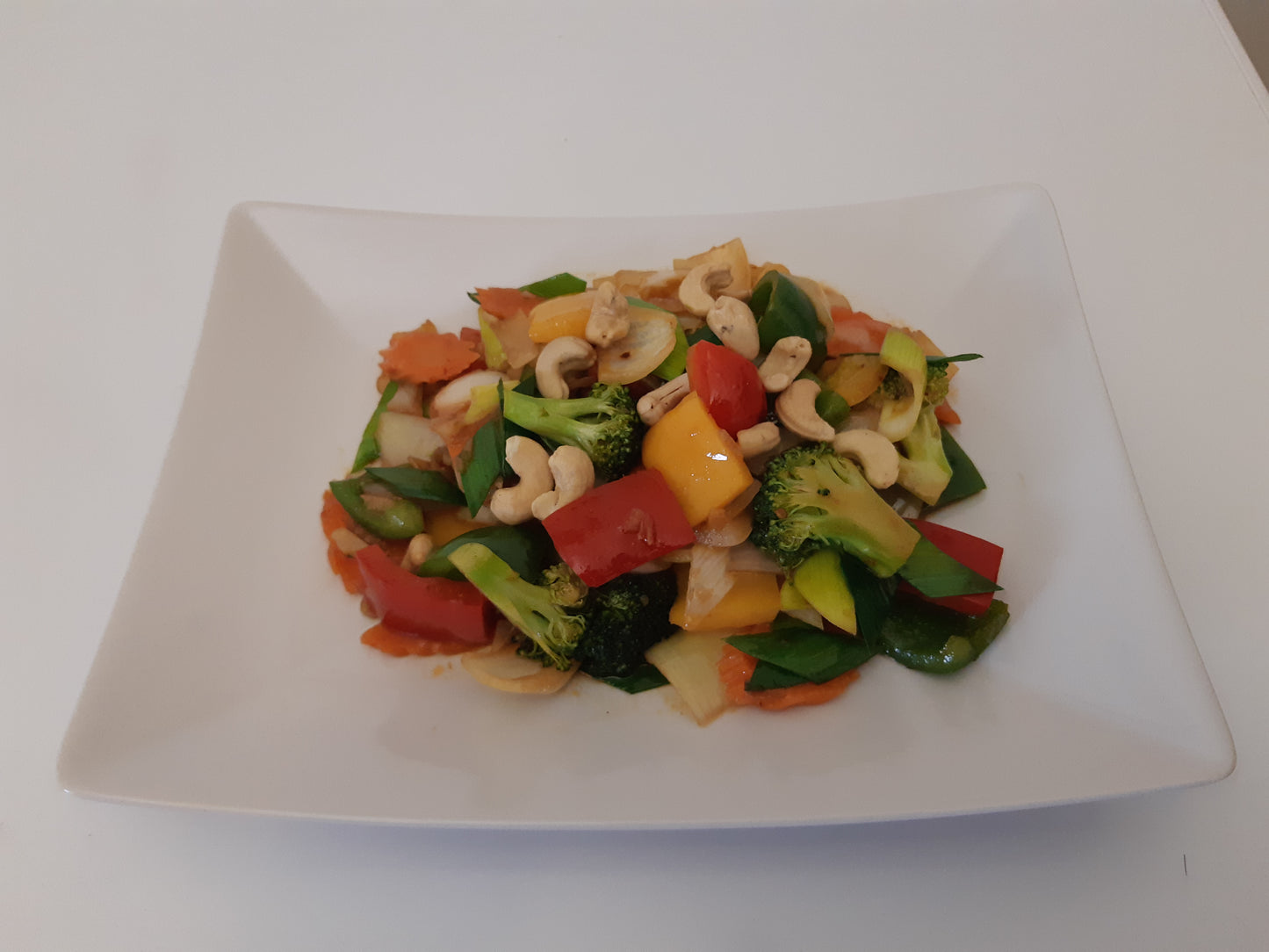 Vegansk wok med grönsaker och cashewnötter