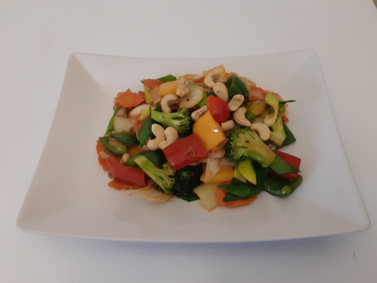 Vegetarisk wok med grönsaker och cashewnötter