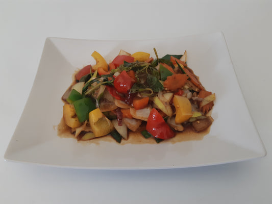 Vegetarisk wok med grönsaker och stark basilika